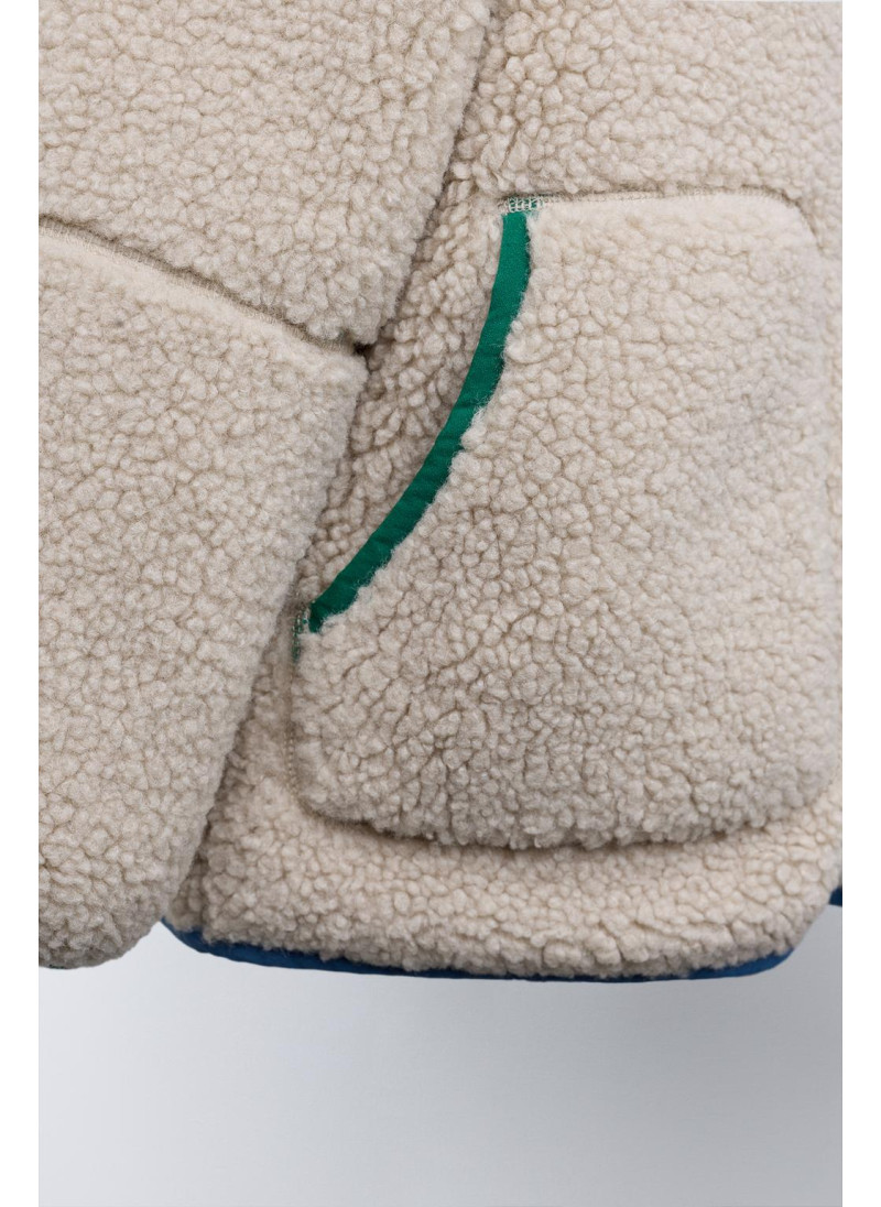 Полушубок из аккуратноподделанного меха с капюшоном и контрастной отделкой Полушубок из аккуратноподделанного меха с капюшоном и контрастной отделкой