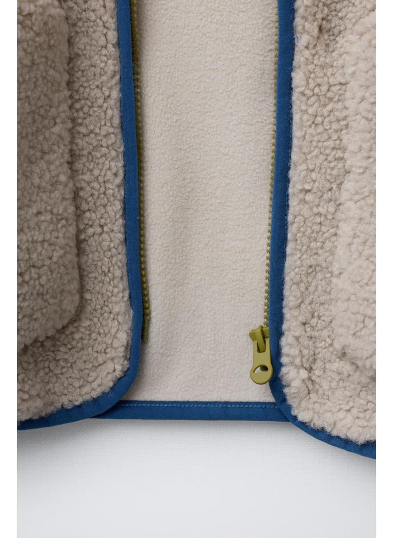 Полушубок из аккуратноподделанного меха с капюшоном и контрастной отделкой Полушубок из аккуратноподделанного меха с капюшоном и контрастной отделкой