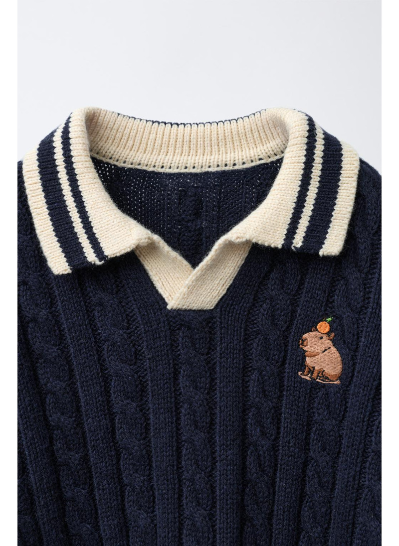 ТРИКОТАЖНОЕ ПОЛО С ВЫШИВКОЙ КАПИБАРЫ ТРИКОТАЖНОЕ ПОЛО С ВЫШИВКОЙ КАПИБАРЫ