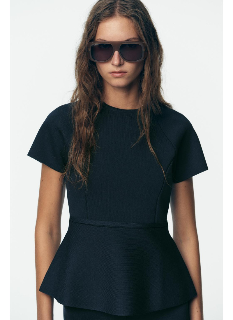 Топ с поясом и расклешенной крою Топ с поясом и расклешенной крою