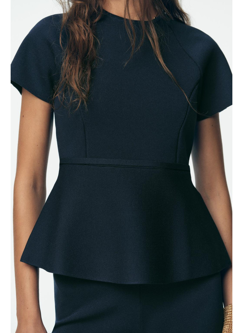 Топ с поясом и расклешенной крою Топ с поясом и расклешенной крою