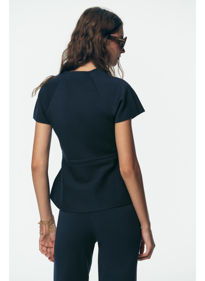 Топ с поясом и расклешенной крою Топ с поясом и расклешенной крою