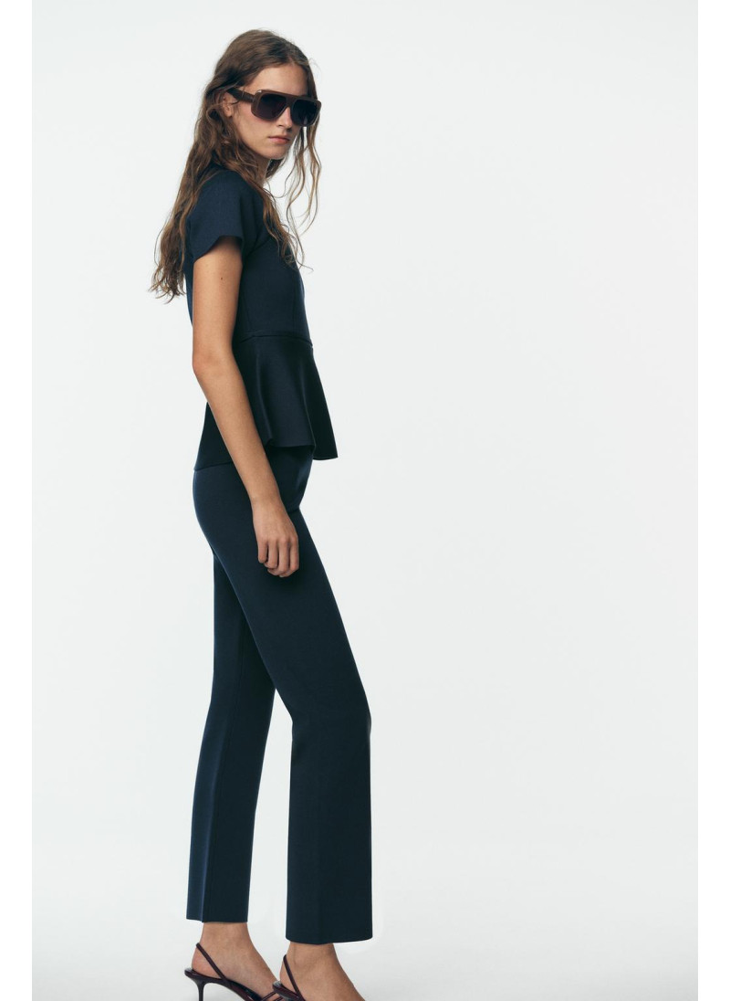 Топ с поясом и расклешенной крою Топ с поясом и расклешенной крою