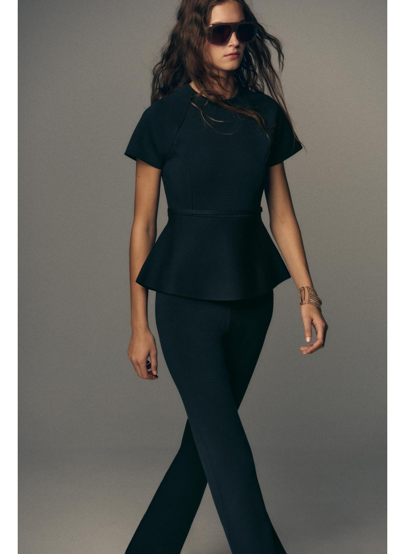 Топ с поясом и расклешенной крою Топ с поясом и расклешенной крою