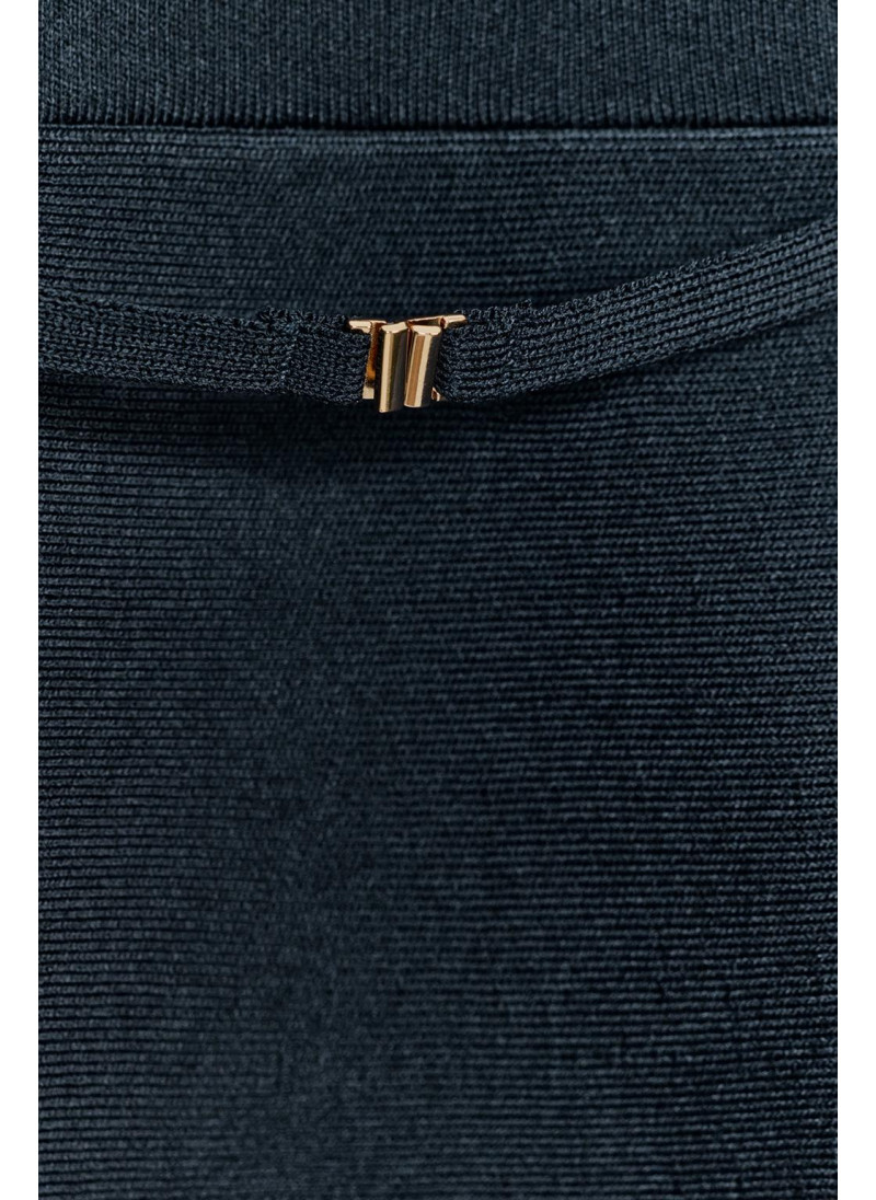 Топ с поясом и расклешенной крою Топ с поясом и расклешенной крою