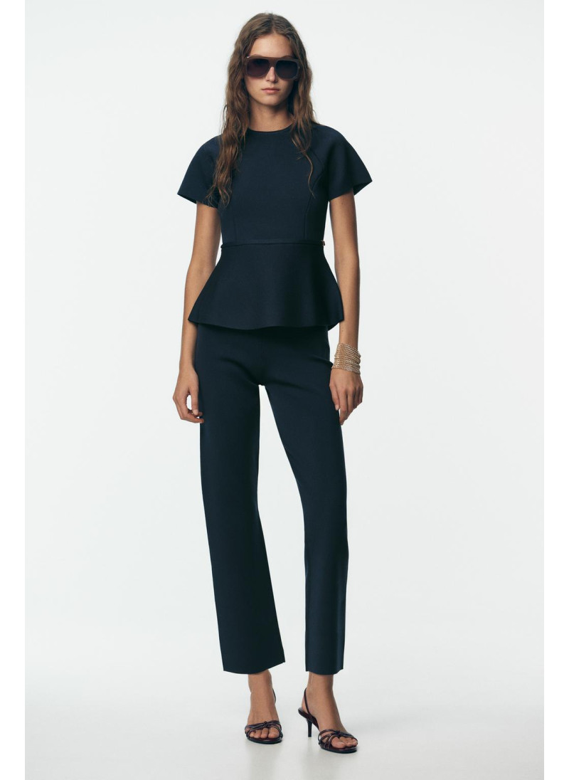 Топ с поясом и расклешенной крою Топ с поясом и расклешенной крою