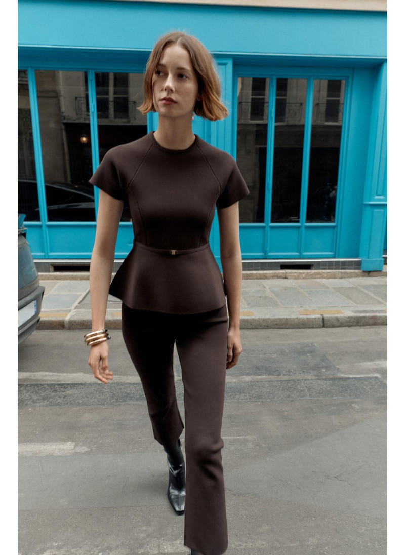 Топ с поясом и расклешенной крою Топ с поясом и расклешенной крою