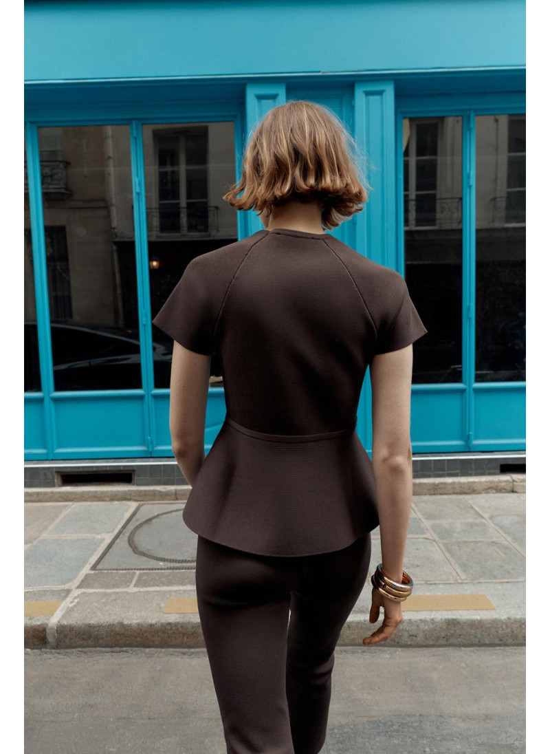 Топ с поясом и расклешенной крою Топ с поясом и расклешенной крою