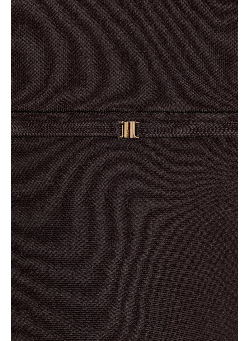 Топ с поясом и расклешенной крою Топ с поясом и расклешенной крою