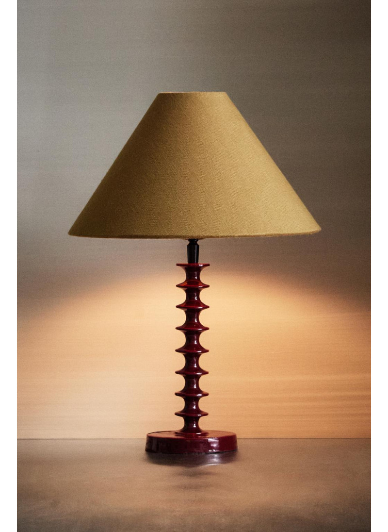 Металлическая настольная лампа Металлическая настольная лампа