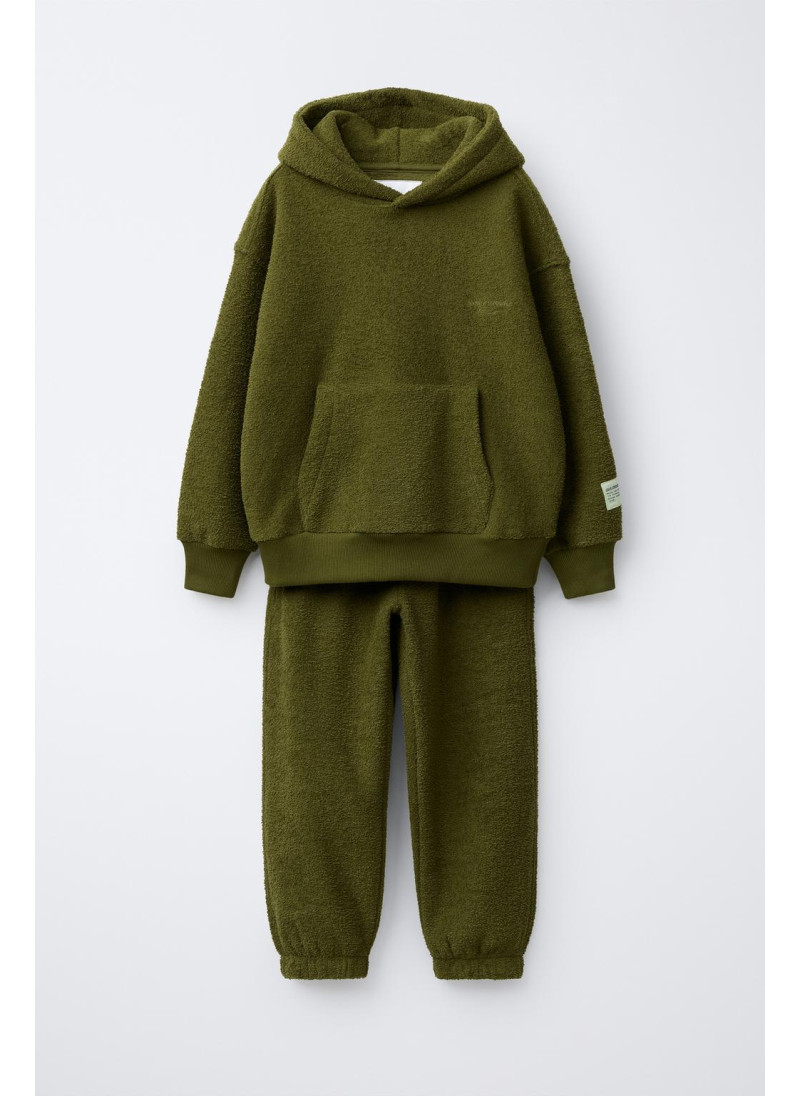 Костюм-двойка с худи и брюками-джоггерами в текстильной текстуре Костюм-двойка с худи и брюками-джоггерами в текстильной текстуре