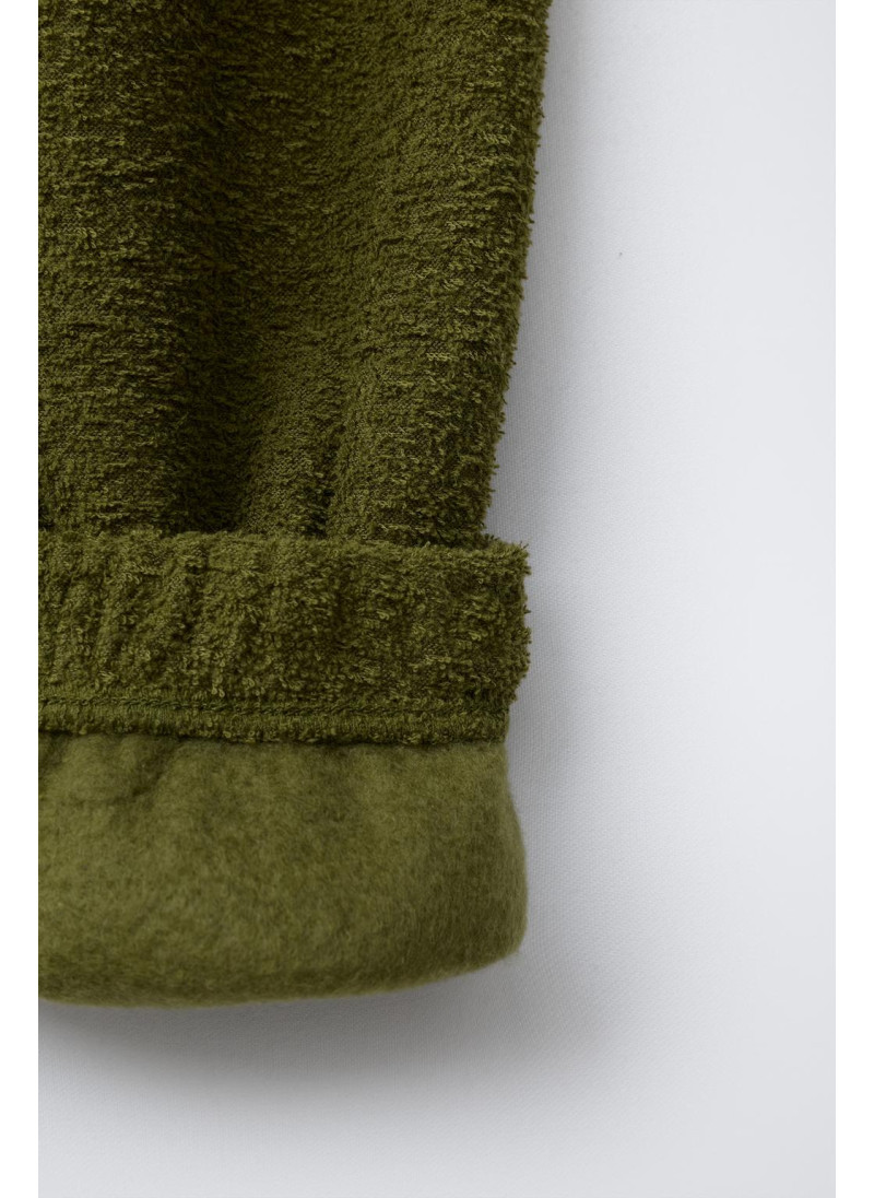 Костюм-двойка с худи и брюками-джоггерами в текстильной текстуре Костюм-двойка с худи и брюками-джоггерами в текстильной текстуре