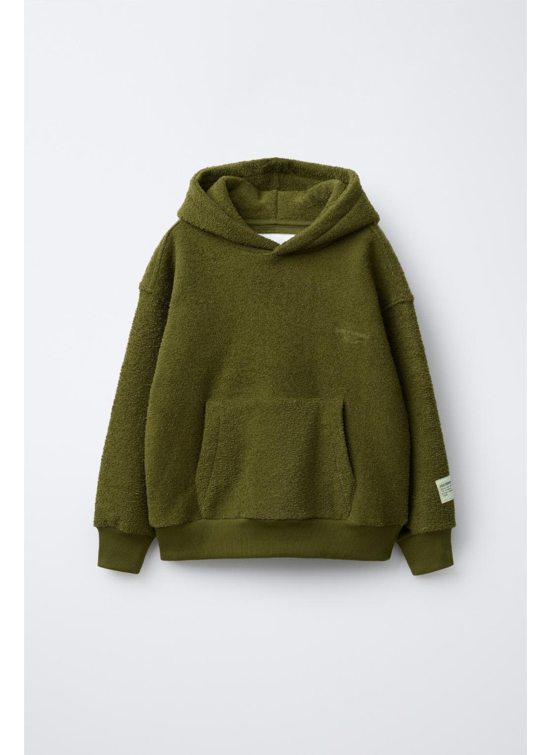 Костюм-двойка с худи и брюками-джоггерами в текстильной текстуре Костюм-двойка с худи и брюками-джоггерами в текстильной текстуре