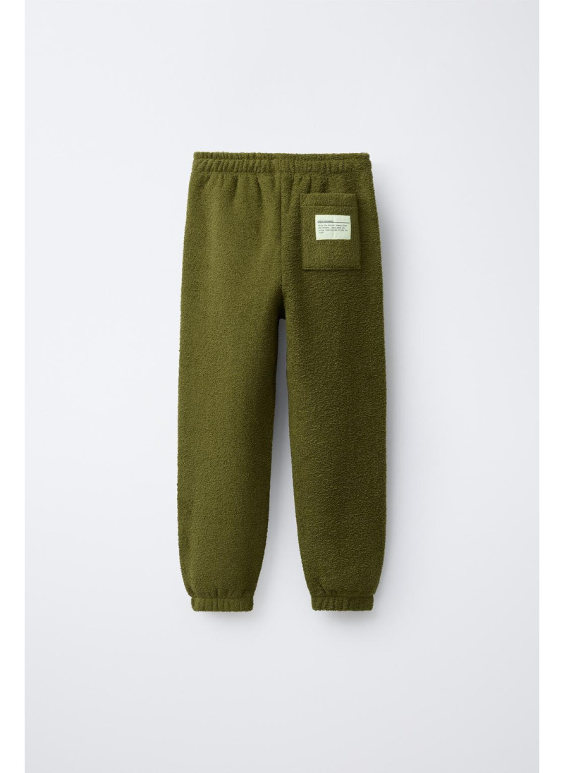 Костюм-двойка с худи и брюками-джоггерами в текстильной текстуре Костюм-двойка с худи и брюками-джоггерами в текстильной текстуре