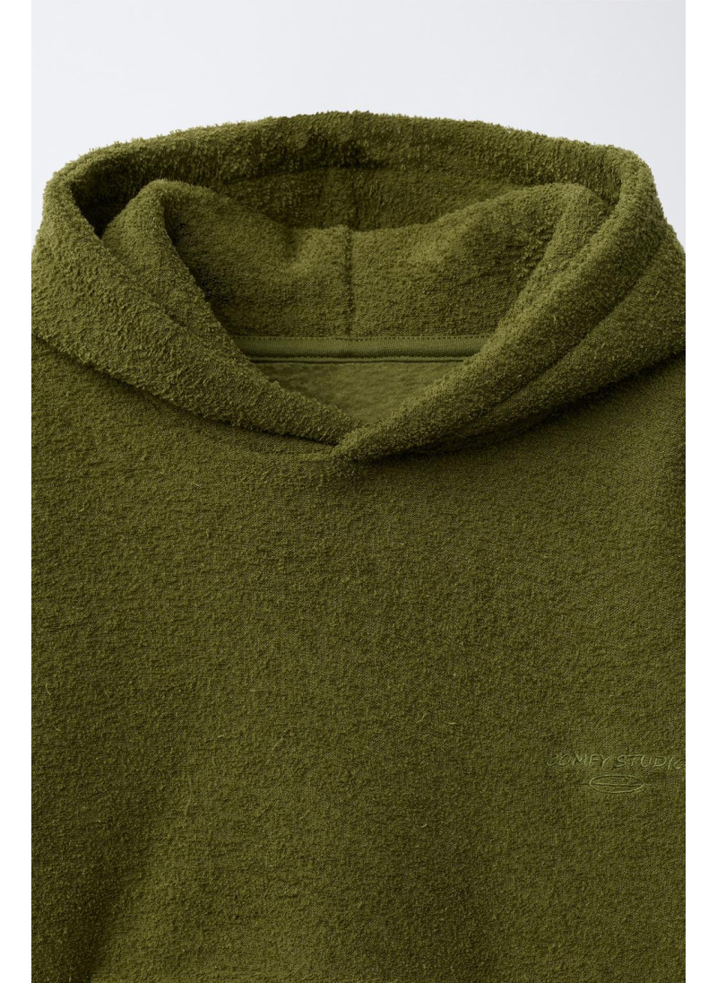 Костюм-двойка с худи и брюками-джоггерами в текстильной текстуре Костюм-двойка с худи и брюками-джоггерами в текстильной текстуре