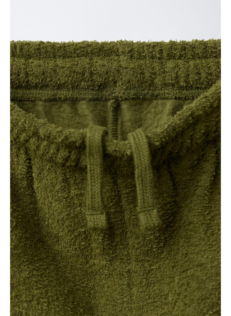 Костюм-двойка с худи и брюками-джоггерами в текстильной текстуре Костюм-двойка с худи и брюками-джоггерами в текстильной текстуре