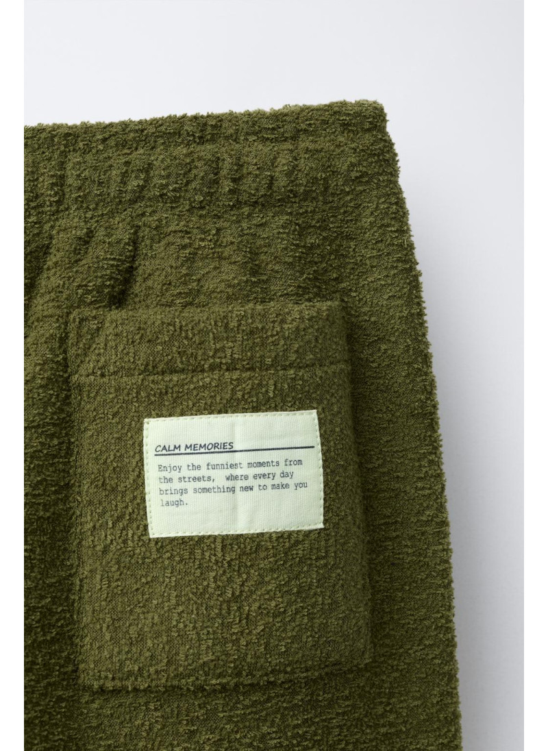 Костюм-двойка с худи и брюками-джоггерами в текстильной текстуре Костюм-двойка с худи и брюками-джоггерами в текстильной текстуре