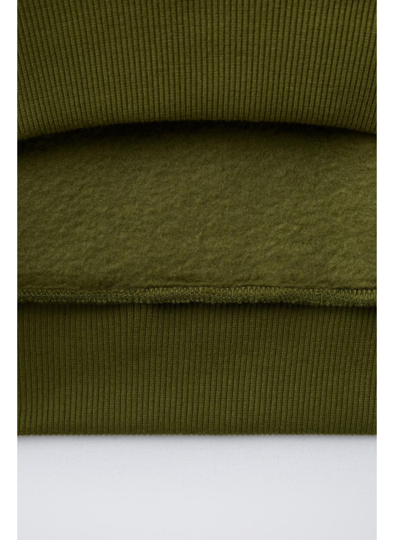 Костюм-двойка с худи и брюками-джоггерами в текстильной текстуре Костюм-двойка с худи и брюками-джоггерами в текстильной текстуре