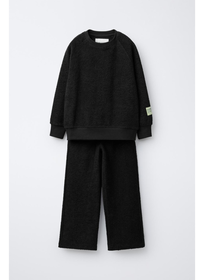 Костюм из свитшота и широких брюк с текстурой ярлыка Костюм из свитшота и широких брюк с текстурой ярлыка