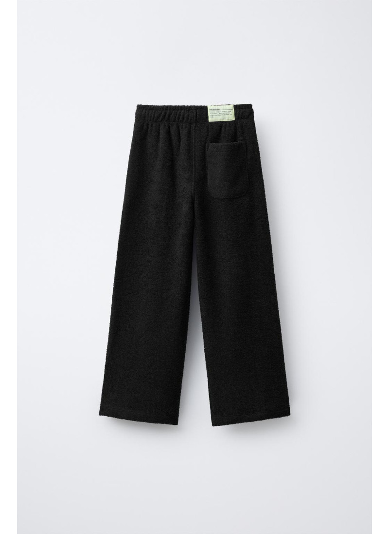 Костюм из свитшота и широких брюк с текстурой ярлыка Костюм из свитшота и широких брюк с текстурой ярлыка