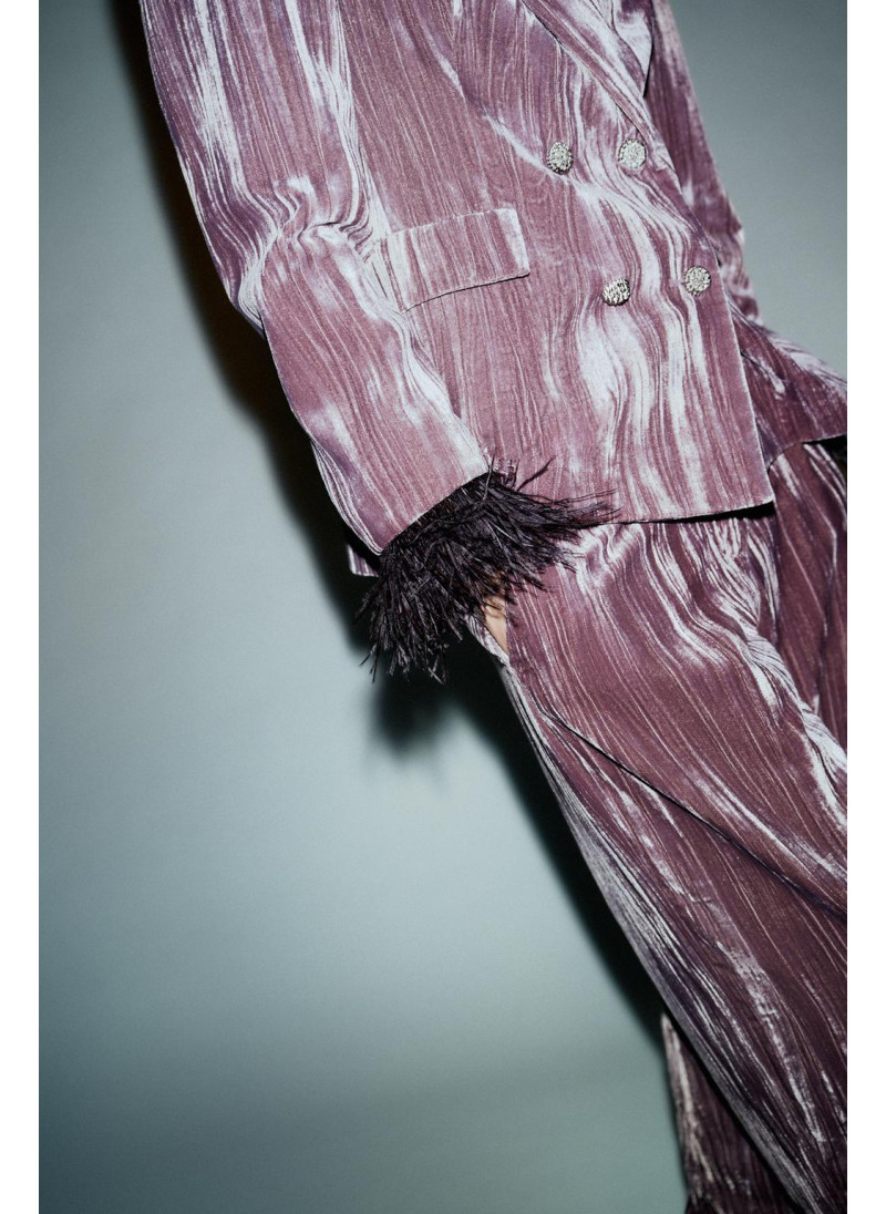 БЛЕЙЗЕР ИЗ БАРХАТА С ПЕРЬЯМИ БЛЕЙЗЕР ИЗ БАРХАТА С ПЕРЬЯМИ