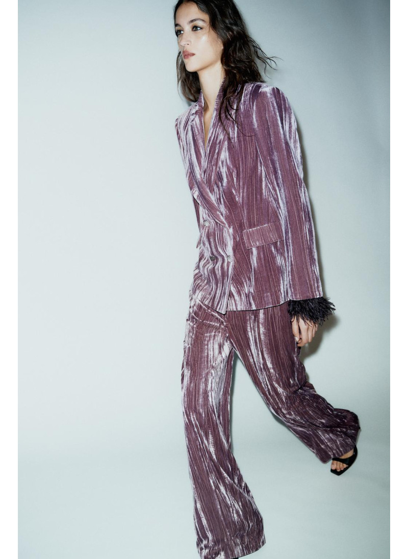 БЛЕЙЗЕР ИЗ БАРХАТА С ПЕРЬЯМИ БЛЕЙЗЕР ИЗ БАРХАТА С ПЕРЬЯМИ