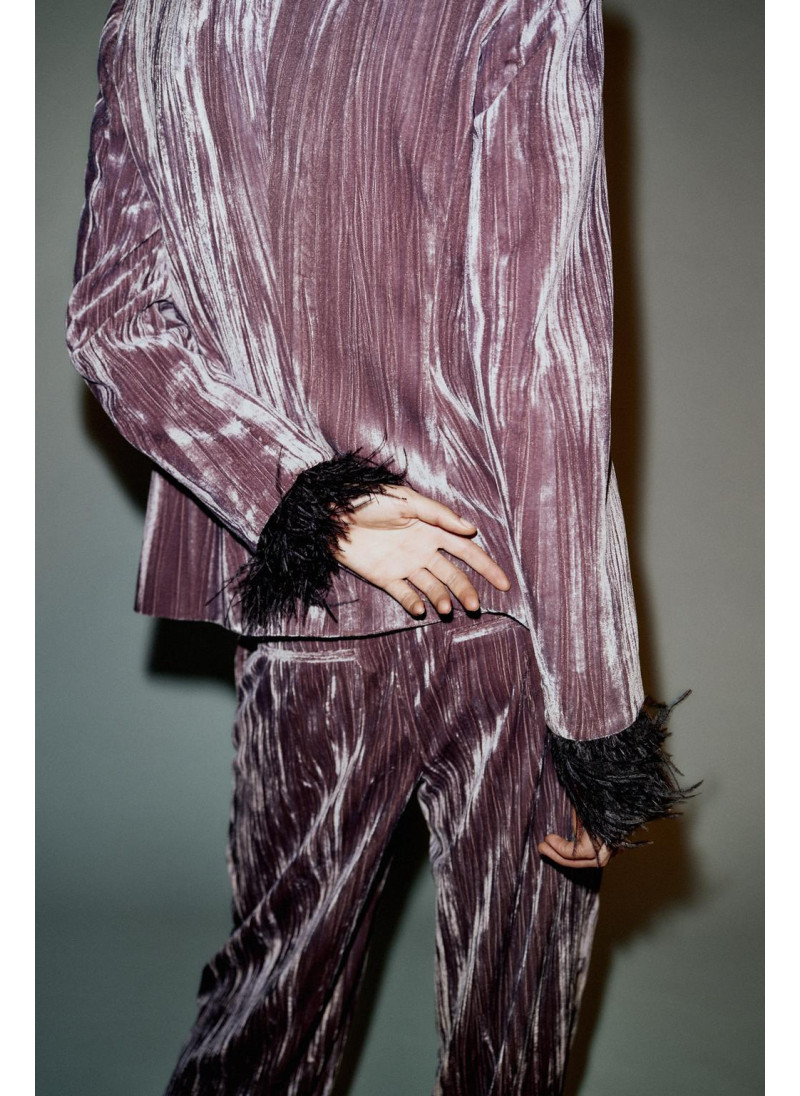 БЛЕЙЗЕР ИЗ БАРХАТА С ПЕРЬЯМИ БЛЕЙЗЕР ИЗ БАРХАТА С ПЕРЬЯМИ