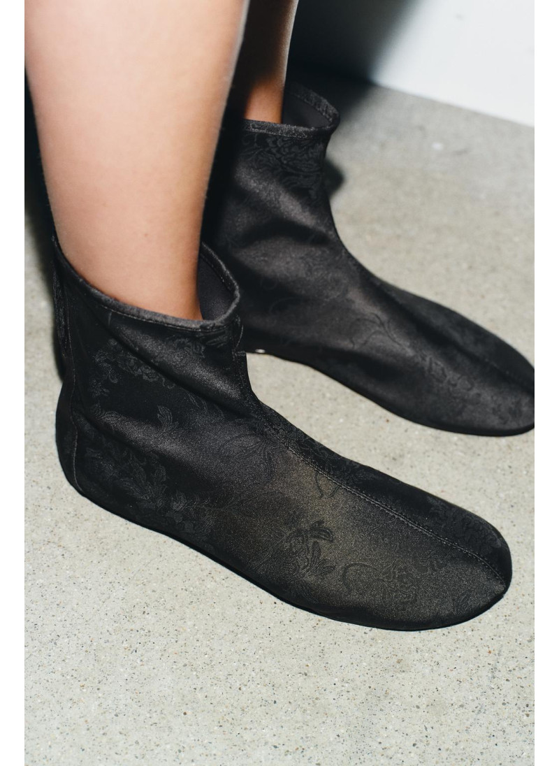 АТЛАСНЫЕ БОТИНКИ НА ПЛОСКОЙ ПОДОШВЕ АТЛАСНЫЕ БОТИНКИ НА ПЛОСКОЙ ПОДОШВЕ