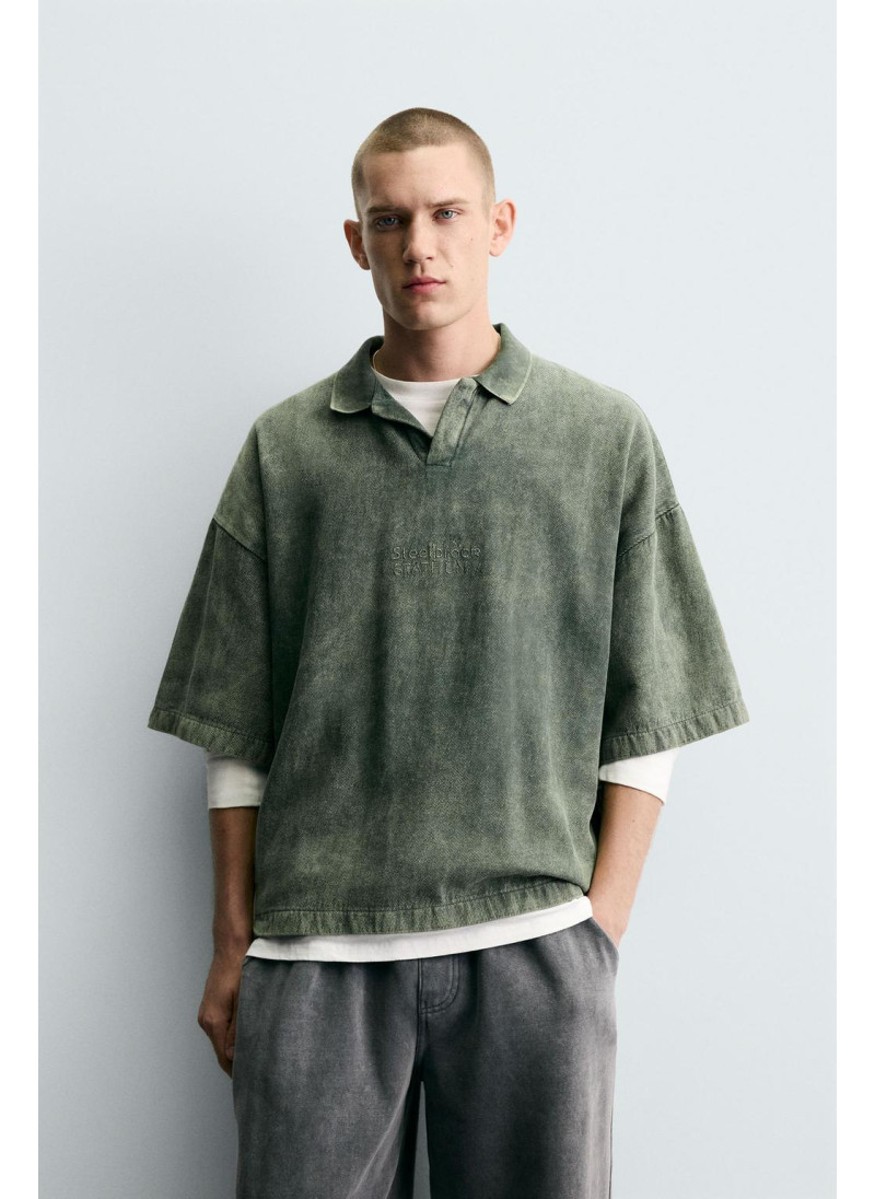 ПОЛО ИЗ СТРУКТУРНОЙ ТКАНИ С ЭФФЕКТОМ ПОТЕРТОСТИ ПОЛО ИЗ СТРУКТУРНОЙ ТКАНИ С ЭФФЕКТОМ ПОТЕРТОСТИ