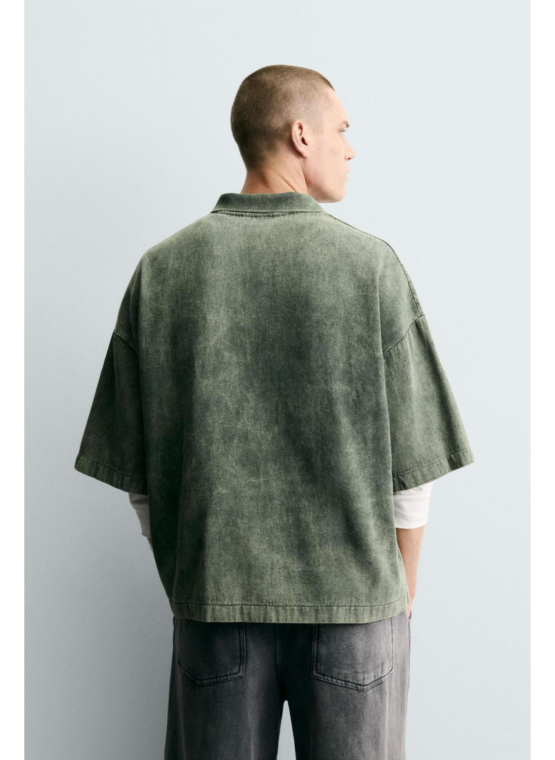 ПОЛО ИЗ СТРУКТУРНОЙ ТКАНИ С ЭФФЕКТОМ ПОТЕРТОСТИ ПОЛО ИЗ СТРУКТУРНОЙ ТКАНИ С ЭФФЕКТОМ ПОТЕРТОСТИ