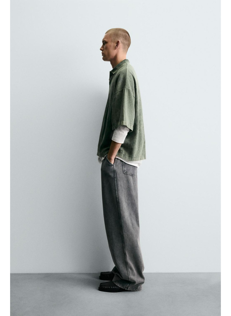 ПОЛО ИЗ СТРУКТУРНОЙ ТКАНИ С ЭФФЕКТОМ ПОТЕРТОСТИ ПОЛО ИЗ СТРУКТУРНОЙ ТКАНИ С ЭФФЕКТОМ ПОТЕРТОСТИ