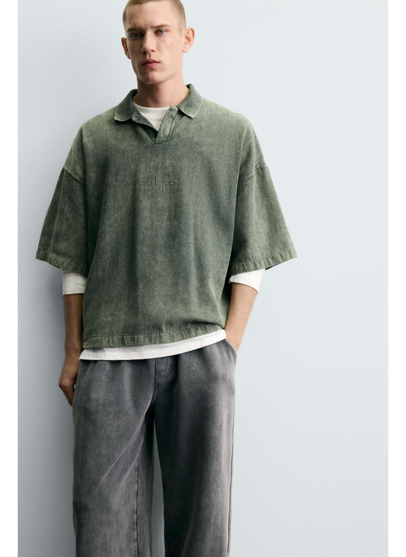 ПОЛО ИЗ СТРУКТУРНОЙ ТКАНИ С ЭФФЕКТОМ ПОТЕРТОСТИ ПОЛО ИЗ СТРУКТУРНОЙ ТКАНИ С ЭФФЕКТОМ ПОТЕРТОСТИ