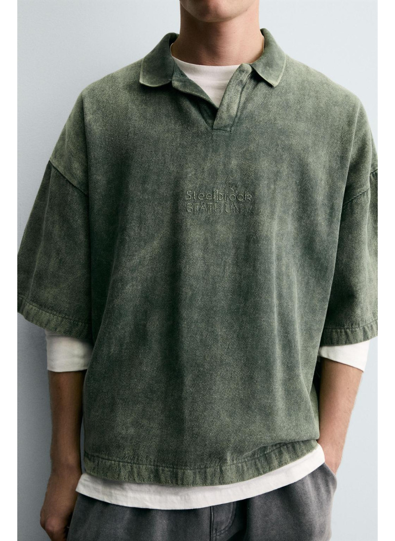 ПОЛО ИЗ СТРУКТУРНОЙ ТКАНИ С ЭФФЕКТОМ ПОТЕРТОСТИ ПОЛО ИЗ СТРУКТУРНОЙ ТКАНИ С ЭФФЕКТОМ ПОТЕРТОСТИ