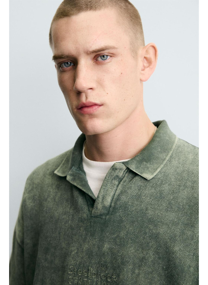 ПОЛО ИЗ СТРУКТУРНОЙ ТКАНИ С ЭФФЕКТОМ ПОТЕРТОСТИ ПОЛО ИЗ СТРУКТУРНОЙ ТКАНИ С ЭФФЕКТОМ ПОТЕРТОСТИ