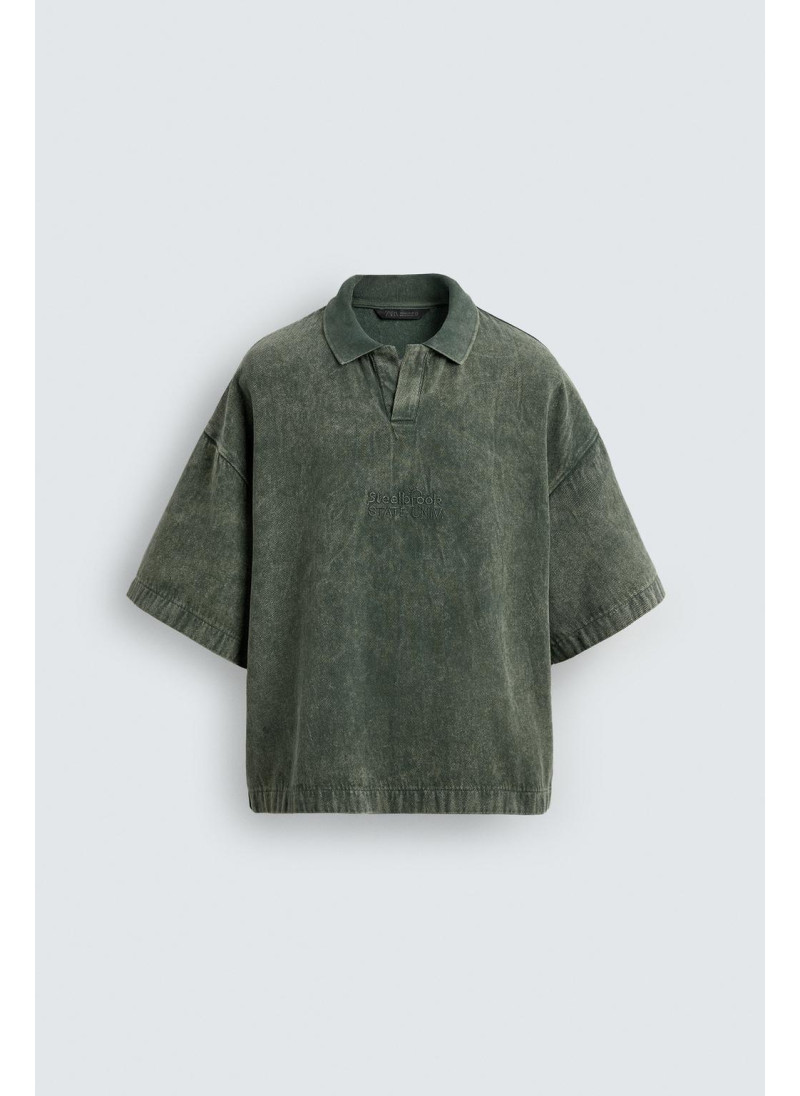 ПОЛО ИЗ СТРУКТУРНОЙ ТКАНИ С ЭФФЕКТОМ ПОТЕРТОСТИ ПОЛО ИЗ СТРУКТУРНОЙ ТКАНИ С ЭФФЕКТОМ ПОТЕРТОСТИ