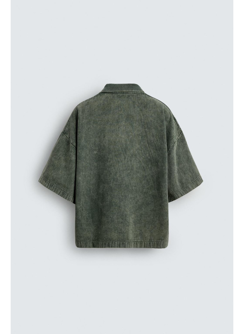 ПОЛО ИЗ СТРУКТУРНОЙ ТКАНИ С ЭФФЕКТОМ ПОТЕРТОСТИ ПОЛО ИЗ СТРУКТУРНОЙ ТКАНИ С ЭФФЕКТОМ ПОТЕРТОСТИ