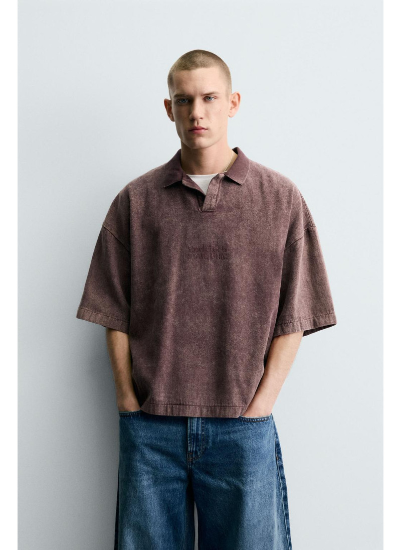 ПОЛО ИЗ СТРУКТУРНОЙ ТКАНИ С ЭФФЕКТОМ ПОТЕРТОСТИ ПОЛО ИЗ СТРУКТУРНОЙ ТКАНИ С ЭФФЕКТОМ ПОТЕРТОСТИ