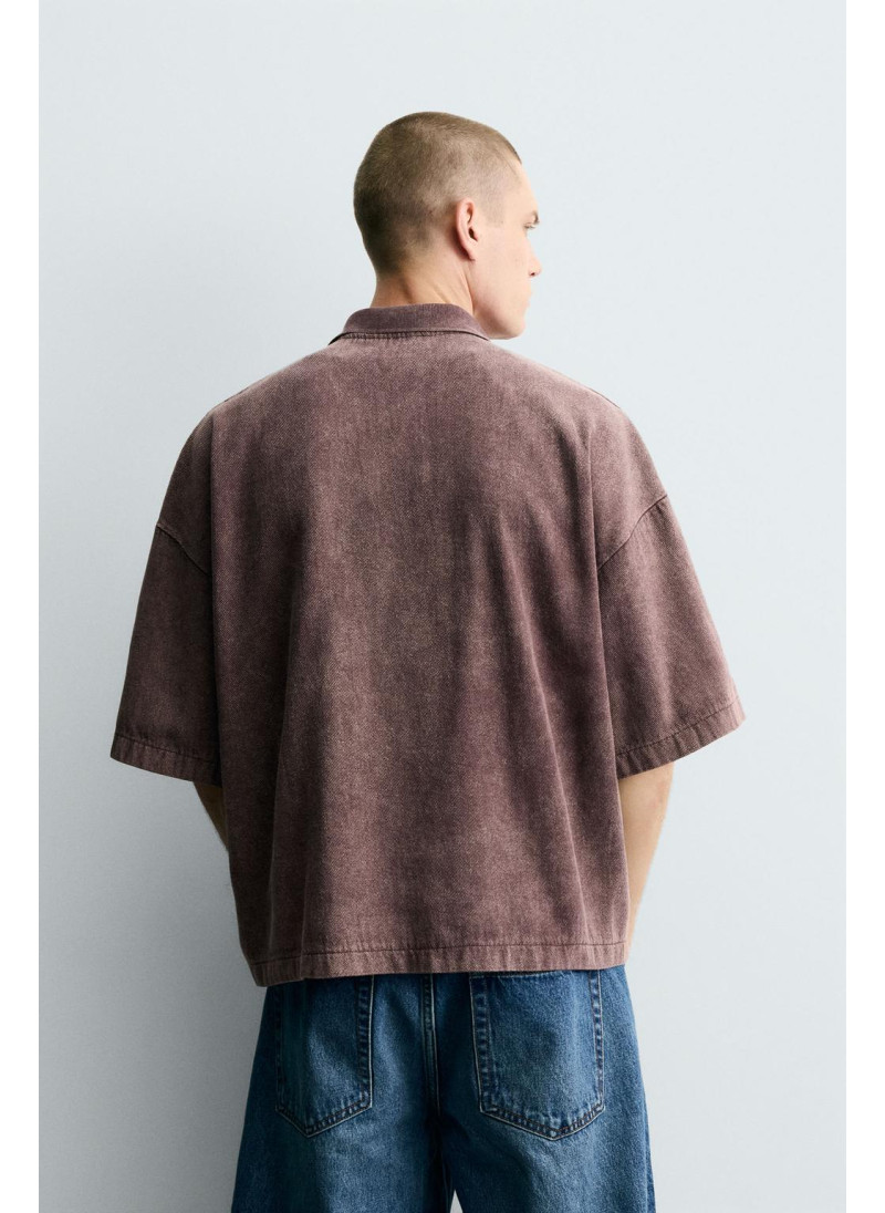 ПОЛО ИЗ СТРУКТУРНОЙ ТКАНИ С ЭФФЕКТОМ ПОТЕРТОСТИ ПОЛО ИЗ СТРУКТУРНОЙ ТКАНИ С ЭФФЕКТОМ ПОТЕРТОСТИ