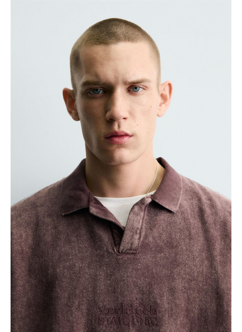 ПОЛО ИЗ СТРУКТУРНОЙ ТКАНИ С ЭФФЕКТОМ ПОТЕРТОСТИ ПОЛО ИЗ СТРУКТУРНОЙ ТКАНИ С ЭФФЕКТОМ ПОТЕРТОСТИ