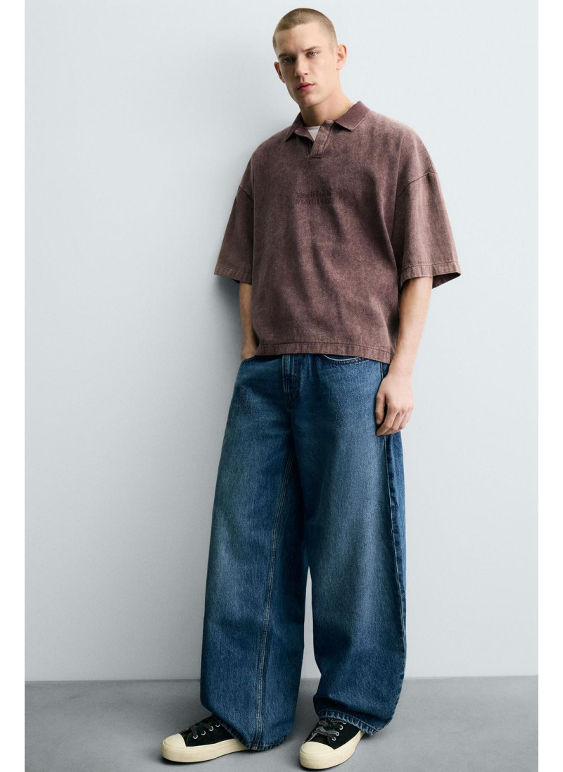 ПОЛО ИЗ СТРУКТУРНОЙ ТКАНИ С ЭФФЕКТОМ ПОТЕРТОСТИ ПОЛО ИЗ СТРУКТУРНОЙ ТКАНИ С ЭФФЕКТОМ ПОТЕРТОСТИ