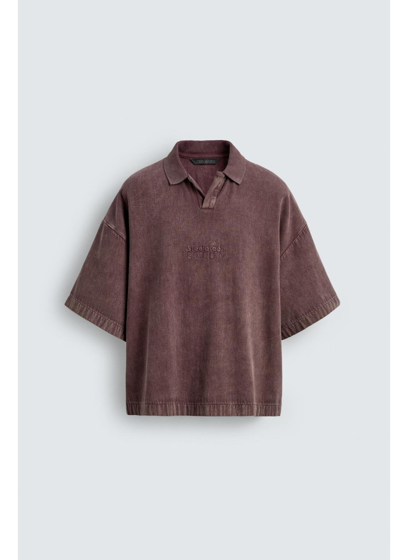 ПОЛО ИЗ СТРУКТУРНОЙ ТКАНИ С ЭФФЕКТОМ ПОТЕРТОСТИ ПОЛО ИЗ СТРУКТУРНОЙ ТКАНИ С ЭФФЕКТОМ ПОТЕРТОСТИ