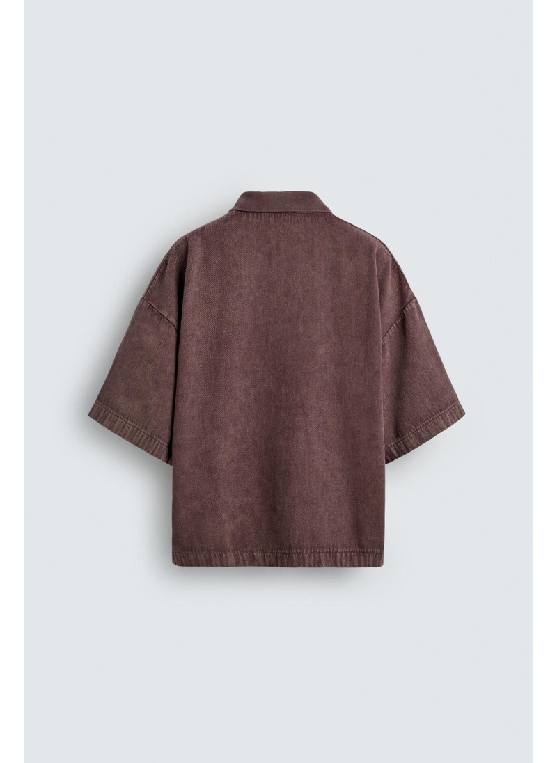 ПОЛО ИЗ СТРУКТУРНОЙ ТКАНИ С ЭФФЕКТОМ ПОТЕРТОСТИ ПОЛО ИЗ СТРУКТУРНОЙ ТКАНИ С ЭФФЕКТОМ ПОТЕРТОСТИ