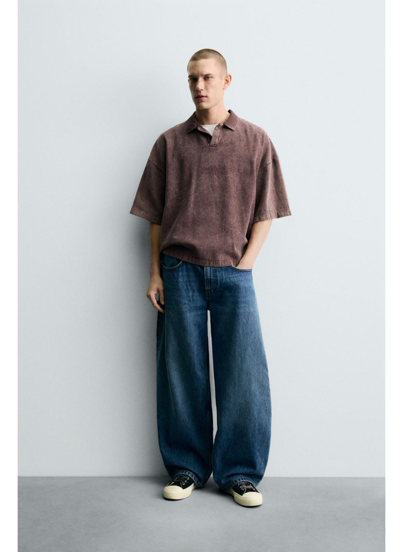 ПОЛО ИЗ СТРУКТУРНОЙ ТКАНИ С ЭФФЕКТОМ ПОТЕРТОСТИ ПОЛО ИЗ СТРУКТУРНОЙ ТКАНИ С ЭФФЕКТОМ ПОТЕРТОСТИ