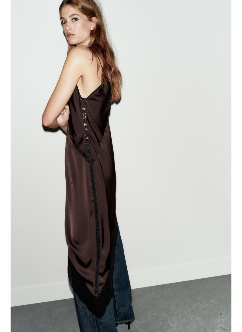 АТЛАСНОЕ ПЛАТЬЕ МИДИ АСИММЕТРИЧНОГО КРОЯ АТЛАСНОЕ ПЛАТЬЕ МИДИ АСИММЕТРИЧНОГО КРОЯ