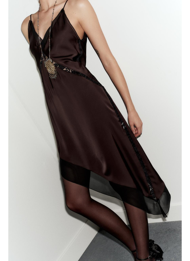 АТЛАСНОЕ ПЛАТЬЕ МИДИ АСИММЕТРИЧНОГО КРОЯ АТЛАСНОЕ ПЛАТЬЕ МИДИ АСИММЕТРИЧНОГО КРОЯ