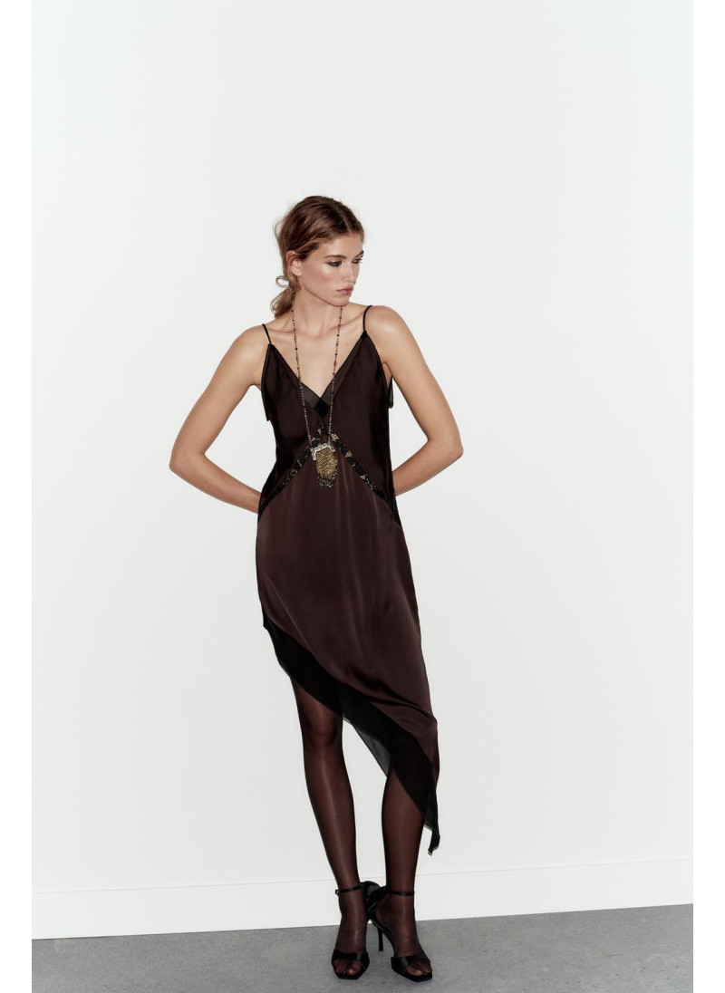 АТЛАСНОЕ ПЛАТЬЕ МИДИ АСИММЕТРИЧНОГО КРОЯ АТЛАСНОЕ ПЛАТЬЕ МИДИ АСИММЕТРИЧНОГО КРОЯ