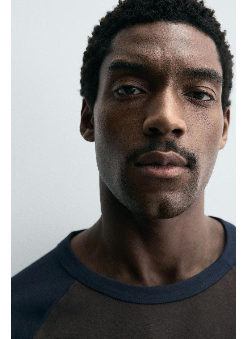 ФУТБОЛКА КОЛОР-БЛОК С РУКАВАМИ РЕГЛАН ФУТБОЛКА КОЛОР-БЛОК С РУКАВАМИ РЕГЛАН