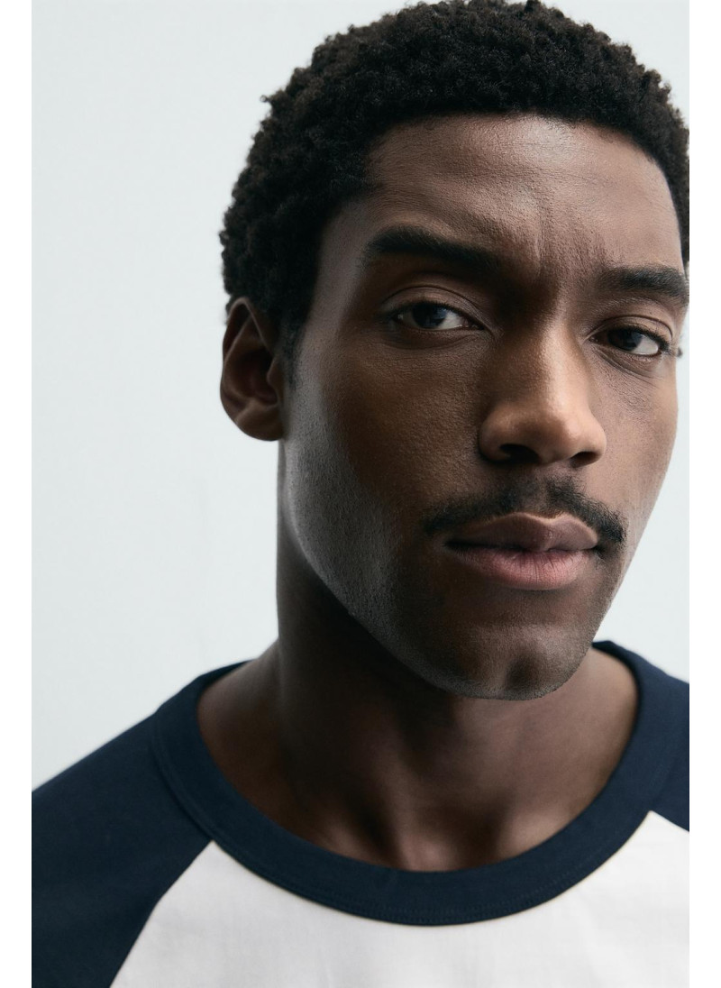 ФУТБОЛКА КОЛОР-БЛОК С РУКАВАМИ РЕГЛАН ФУТБОЛКА КОЛОР-БЛОК С РУКАВАМИ РЕГЛАН