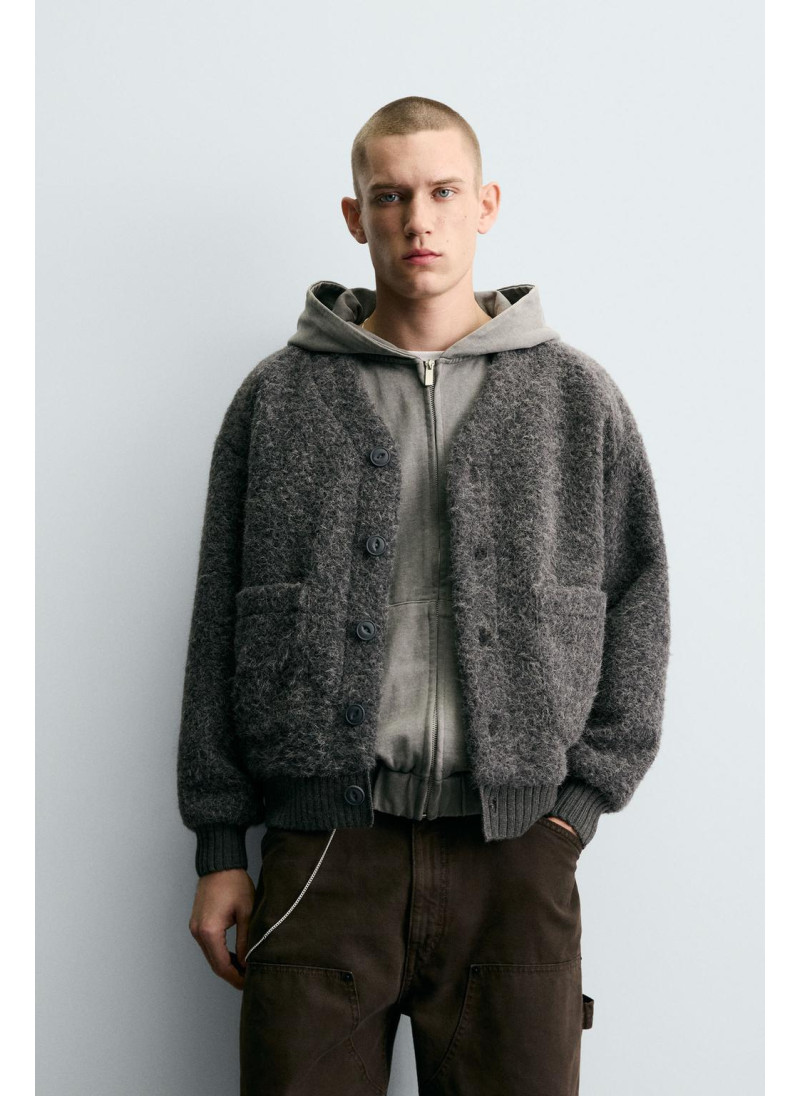 КАРДИГАН ИЗ РЕЛЬЕФНОЙ ТКАНИ С КАРМАНАМИ КАРДИГАН ИЗ РЕЛЬЕФНОЙ ТКАНИ С КАРМАНАМИ