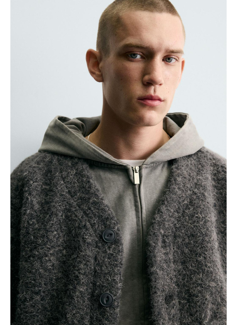 КАРДИГАН ИЗ РЕЛЬЕФНОЙ ТКАНИ С КАРМАНАМИ КАРДИГАН ИЗ РЕЛЬЕФНОЙ ТКАНИ С КАРМАНАМИ